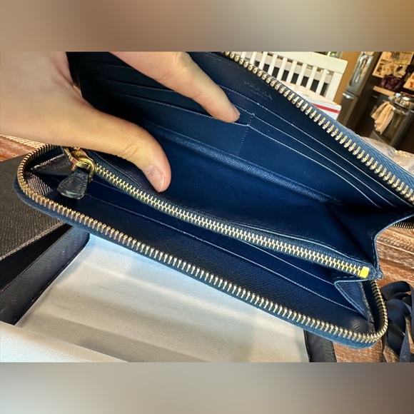 AUTHENTIC PRADA SAFFIANO LEATHER TRIANGLE LOGO ZIP WALLET - Picture 5 of 16